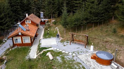 an aerial view of a house with a yard at Fantázia Kulcsosház in Ciumani