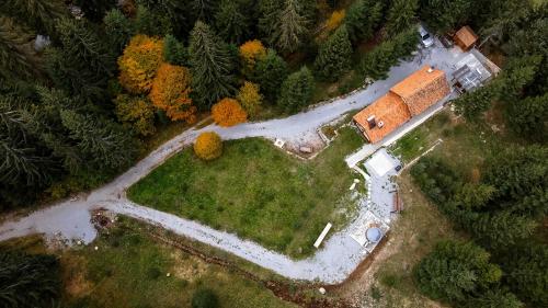 an aerial view of a building in a field at Fantázia Kulcsosház in Ciumani