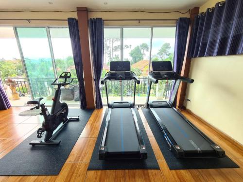 Fitness centrum a/nebo fitness zařízení v ubytování Baan Sooksiri Bangsaray