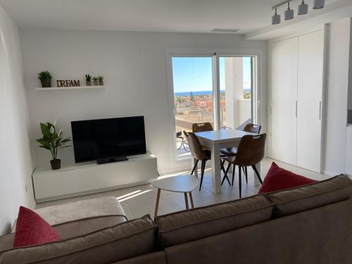 uma sala de estar com um sofá e uma mesa em Playa Flamenca - Turquesa del Mar - great sea view! em Playa Flamenca