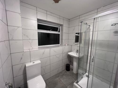 La salle de bains est pourvue de toilettes, d'une douche et d'un lavabo. dans l'établissement Modern Room Close to Warwick University, à Canley