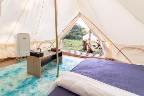 Zelt mit einem Bett und einem Waschbecken in der Unterkunft Glamchette Okayama -Glamping & Auto Camp- - Vacation STAY 44593v in Mimasaka