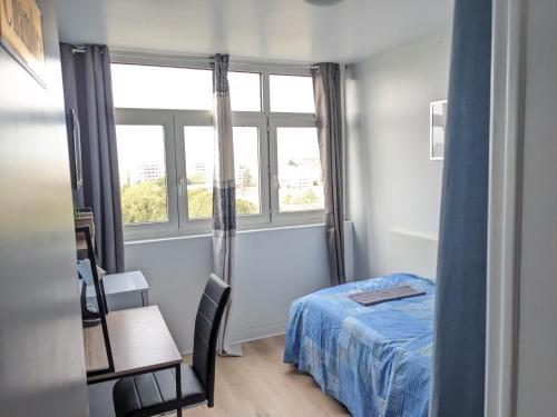 um quarto com uma cama e uma janela em Belle chambre lumineuse dans appartement em Évry-les-Châteaux