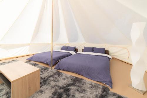 1 dormitorio con 2 camas en una tienda de campaña en Glamchette Okayama -Glamping & Auto Camp- - Vacation STAY 44605v, en Mimasaka