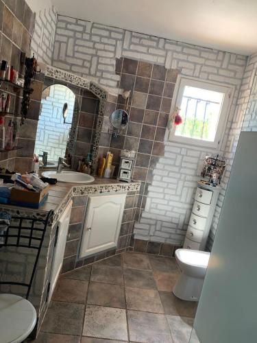 une salle de bain avec un lavabo et des toilettes dans l'établissement Villa NYVIONI, proche de la mer, avec piscine et SPA, au Grau-dʼAgde