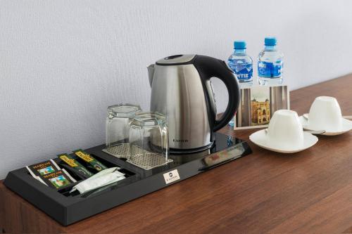 Příslušenství pro přípravu čaje a kávy v ubytování Alma Boutique Hotel