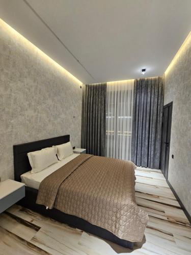a bedroom with a bed and a large window at Dacha Akua Relax in Chorwoq