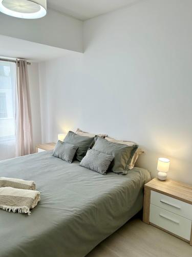 a large bed in a white room with a large bed sidx sidx sidx at Lido Casa by Olá Madeira in Funchal