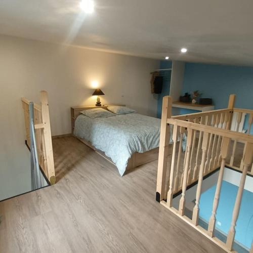 - une chambre avec un lit à côté d'un escalier dans l'établissement Loft entier, calme, fibre et wifi, à Saint-Quentin
