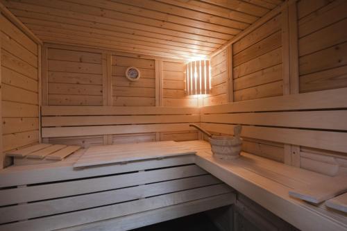 een houten sauna met een bank erin bij WHITE PEARL in Chamonix-Mont-Blanc