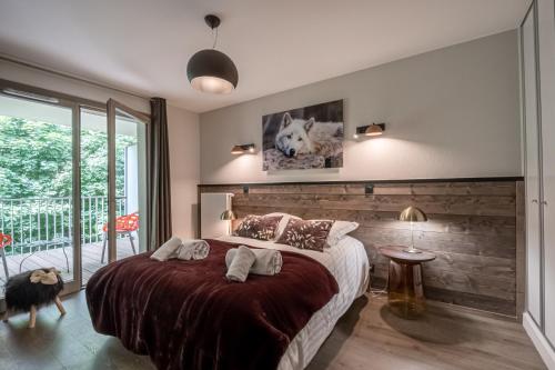 een slaapkamer met een groot bed met een hond erop bij WHITE PEARL in Chamonix-Mont-Blanc