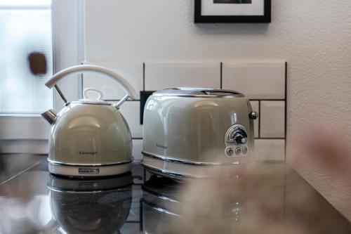 einen Toaster und eine Teekanne auf einer Theke in der Unterkunft Dein Zuhause in Herisau in Herisau