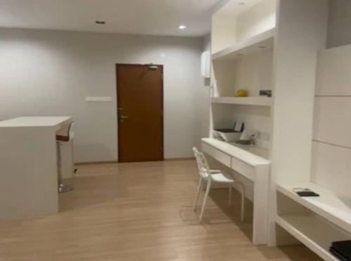 Habitación con escritorio, silla y puerta en 118 Apartment Tanjung Tokong by Yen's Sojourn en George Town