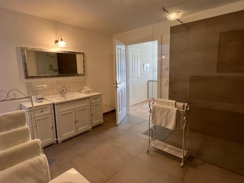 uma casa de banho com um lavatório e um espelho em Villa Rosenhof (4 Personen +) em Lindau