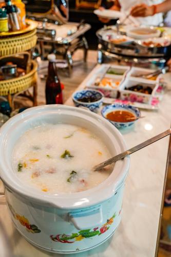 een kom soep met een lepel erin op een aanrecht bij Happy Garden Resort Betong in Betong