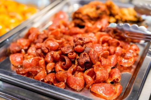 een stapel eten op een dienblad op een tafel bij Happy Garden Resort Betong in Betong