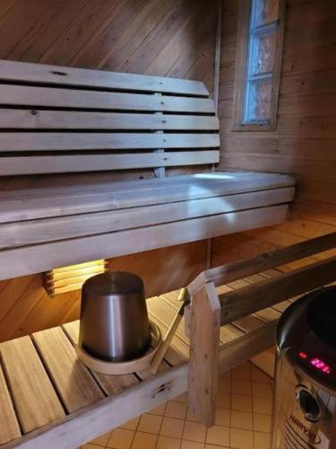 a hat sitting on a bench in a cabin at Hietaman Vierastalo Marilyn in Äänekoski