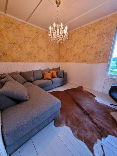- un salon avec un canapé et un tapis dans l'établissement Hietaman Vierastalo Marilyn, à Äänekoski