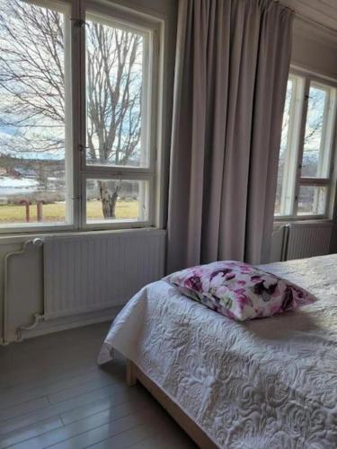 a bedroom with a bed with a pillow and a window at Hietaman Vierastalo Marilyn in Äänekoski