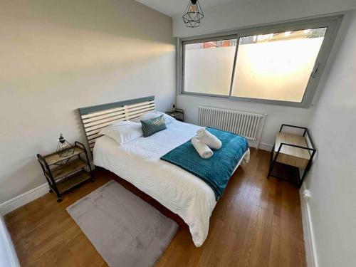 une chambre avec un lit et une fenêtre dans l'établissement Appartement centre de Vichy, à Vichy