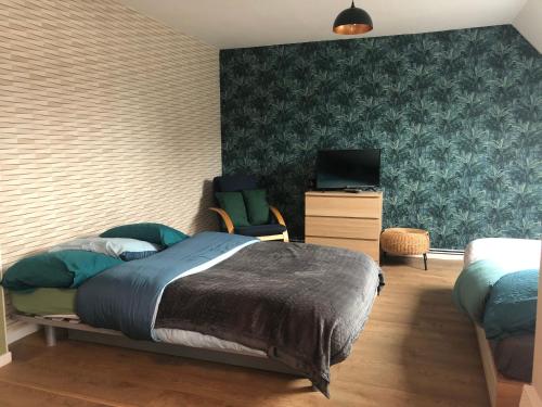 une chambre avec un lit et une télévision dans l'établissement Amazone - Appart Au Top !, à Metz