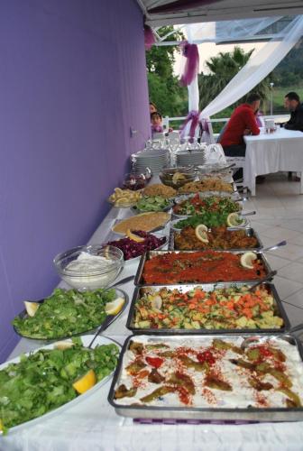 uma linha de buffet com muitos tipos diferentes de alimentos em Dalyan Terrace Hotel em Dalyan