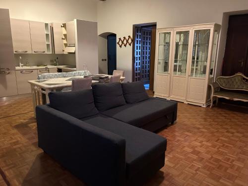a living room with a couch and a kitchen at Villa Tirotti in Piacenza