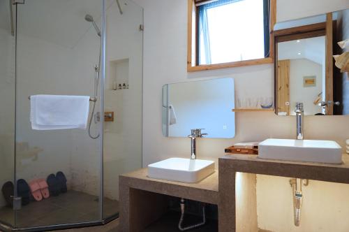 a bathroom with two sinks and a shower at Villa EN Emerald Valley, Huangshan in Huangshan Scenic Area