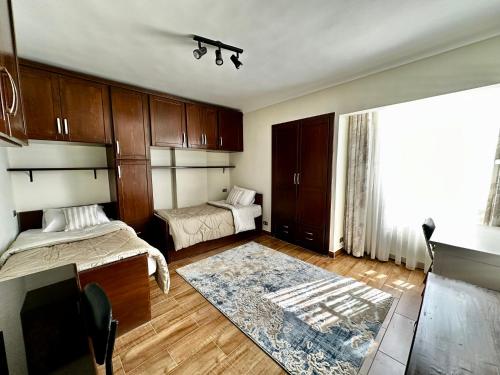 um quarto com duas camas e uma grande janela em Cozy flat in Bolkly-Alexandria em Alexandria