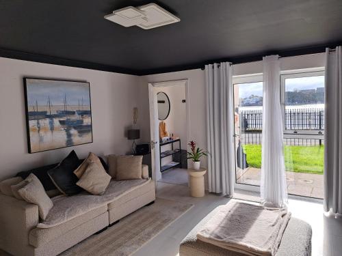 コーヴにあるSeaView Apartment Suiteのリビングルーム(ソファ、ガラスの引き戸付)