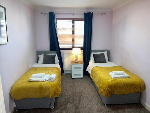 Tempat tidur dalam kamar di Heads on Bed Pitsea Basildon Essex House with Free Parking Netflix & Wifi