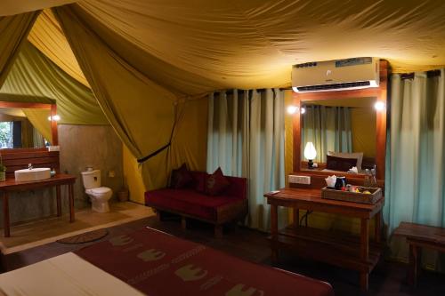 Ruang duduk di River Glamping by Gaga bees