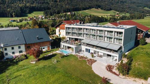 eine Luftansicht eines Resorts mit einem Gebäude in der Unterkunft Landhotel Prielbauer in Mondsee