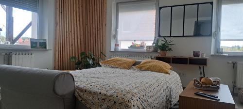 Un pat sau paturi într-o cameră la le refuge du bonheur