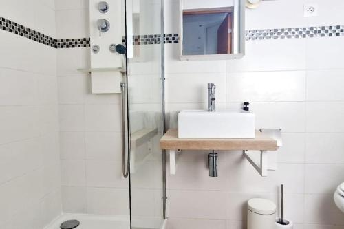 La salle de bains est pourvue d'un lavabo et d'une douche. dans l'établissement Magnifique 3 pièces/terrasse/promenade des Anglais, à Nice