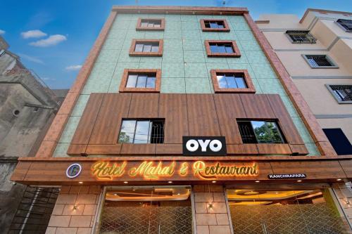 un edificio alto con un cartello davanti di Hotel O Mahal And Restaurant Kanchrapara a Calcutta