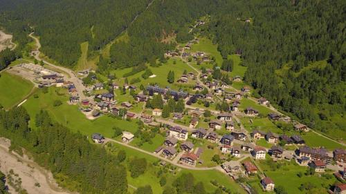 una vista aérea de una localidad con casas y árboles en Casa Colibrì - Welcome to a Mountain Dream en Forni di Sopra