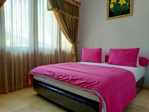 Postel nebo postele na pokoji v ubytování rumah tenda tangerang