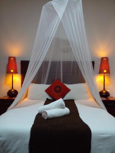 una camera da letto con un letto e due asciugamani di Buffalo Hotel a Hectorspruit