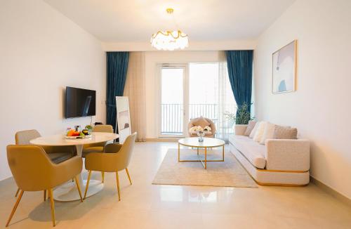 CitiHome-1BR Large Living Room Ideal for Small Families