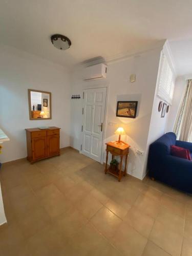 - un salon avec un canapé bleu et une table dans l'établissement Nice apartment Torrecilla Beach, à Nerja