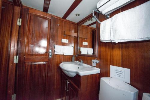 Ein Badezimmer in der Unterkunft Tersane IV Vincitore 4 Hotel di Bruno Barbieri