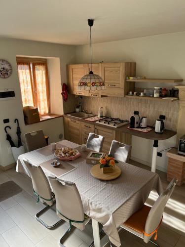 a kitchen with a table and chairs in a room at Piccolo Borgo in Negrar