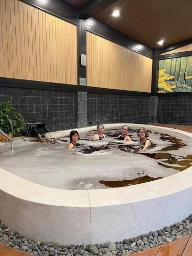 a group of people in a hot tub at LYNN TIMES THANH THỦY - Khu Nghỉ Dưỡng KHOÁNG NÓNG in Phú Thọ