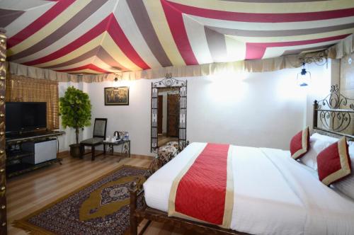 ein Schlafzimmer mit einem Bett mit gestreifter Decke in der Unterkunft Ekanta Resort in Sām