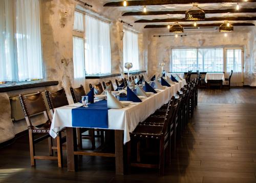 a long dining room with a long table and chairs at Resort Jura in Kroczyce