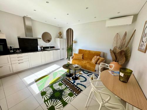 un salon avec un canapé et une table dans l'établissement Confortable T2 vue mer avec terrasse aménagée et parking privé, plage et port à pied, à Sanary-sur-Mer