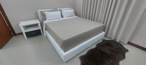 Postel nebo postele na pokoji v ubytování Sami BnB - Apt 03 Makongo after Mlimani City