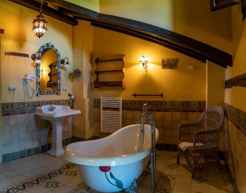 Phòng tắm tại Cortijo Los Arbolitos, alojamiento turístico rural