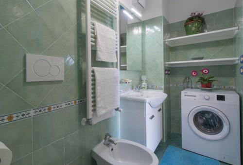 ein Badezimmer mit Waschmaschine und Waschbecken in der Unterkunft Casa Mary in Amalfi